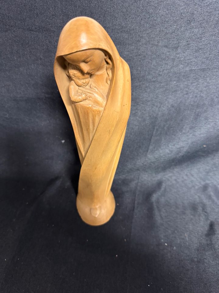 Maria und Jesus aus Holz geschnitzt