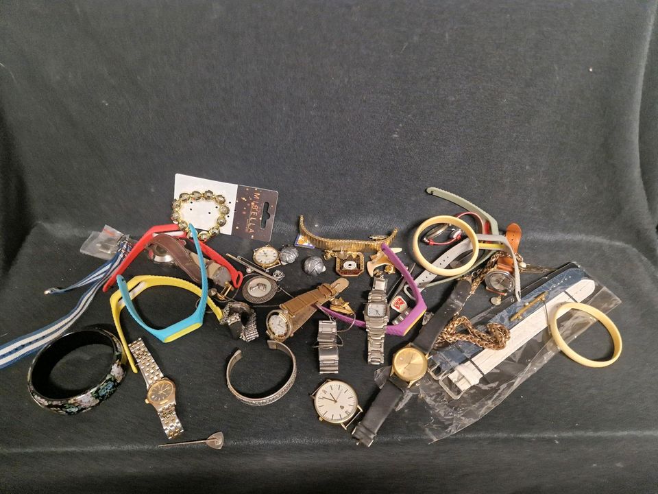 Modeschmuck, Ketten Armbänder, Broschen, Uhren