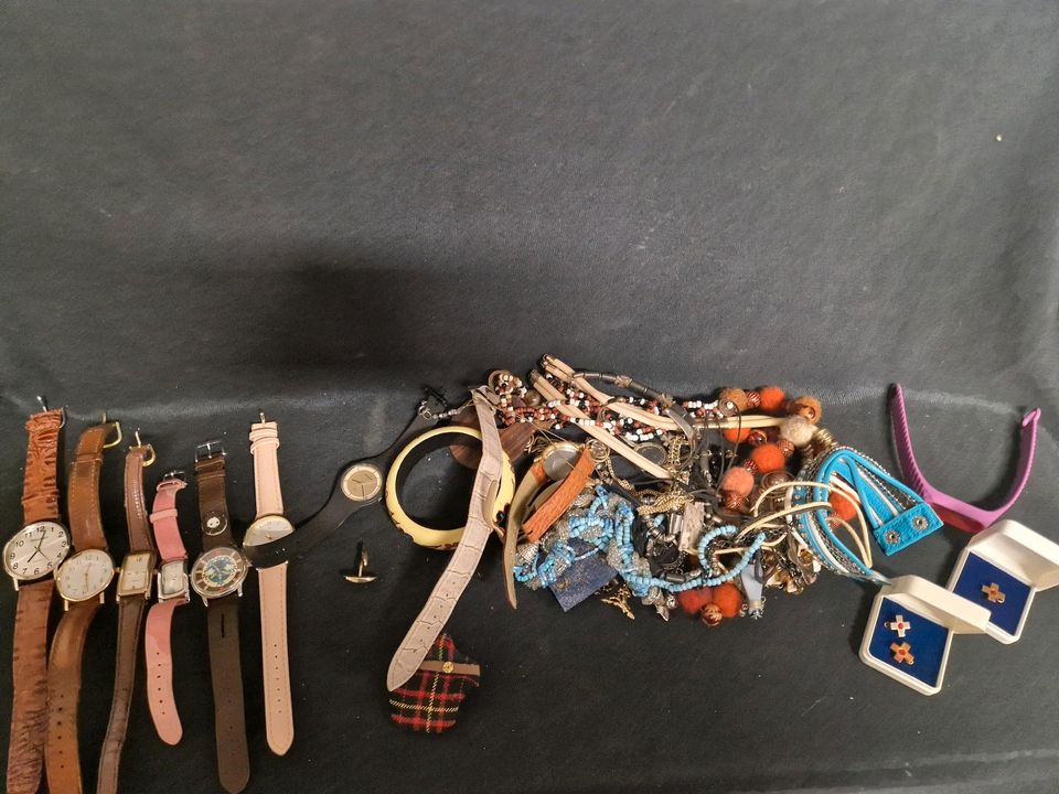 Modeschmuck, Ketten Armbänder, Broschen, Uhren