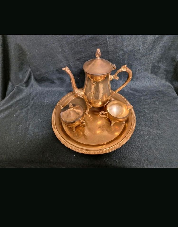 Serviertablett mit Kaffeekanne, Vergoldet