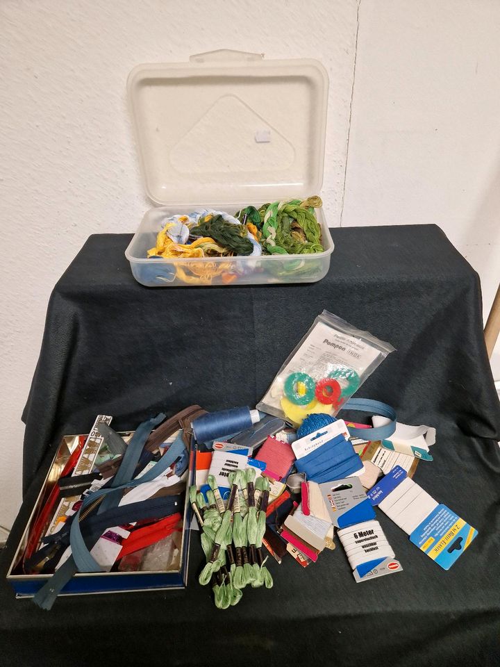 Konvolut Garn, Nähzubehör Reißverschluss