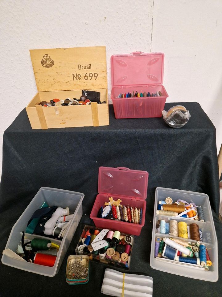 Konvolut, Nähzubehör Knöpfe , Garn