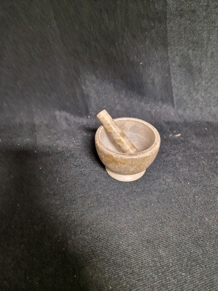 Stein , Mörser , Handarbeit